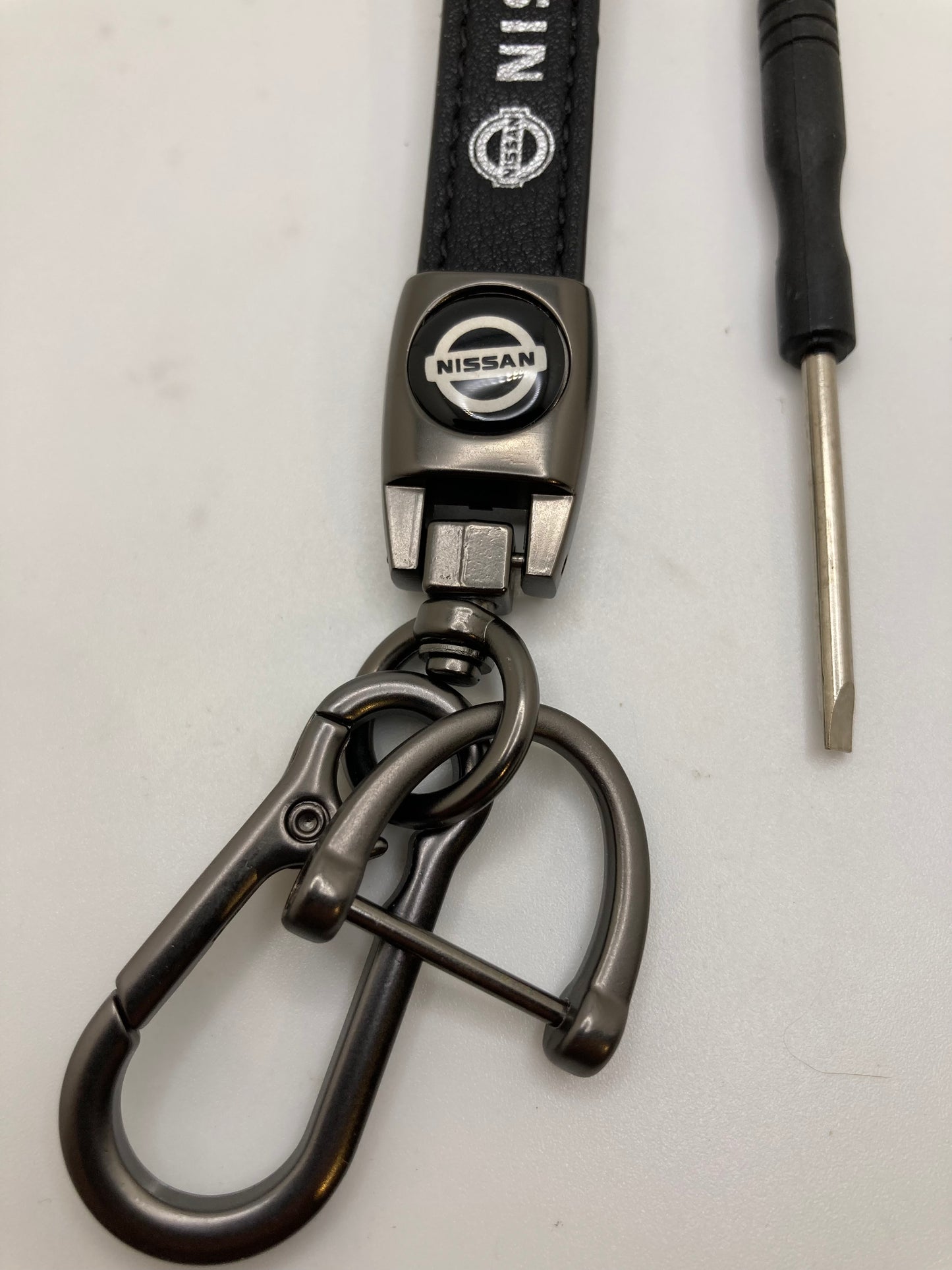 Llavero de Cuero Negro con logo Nissan