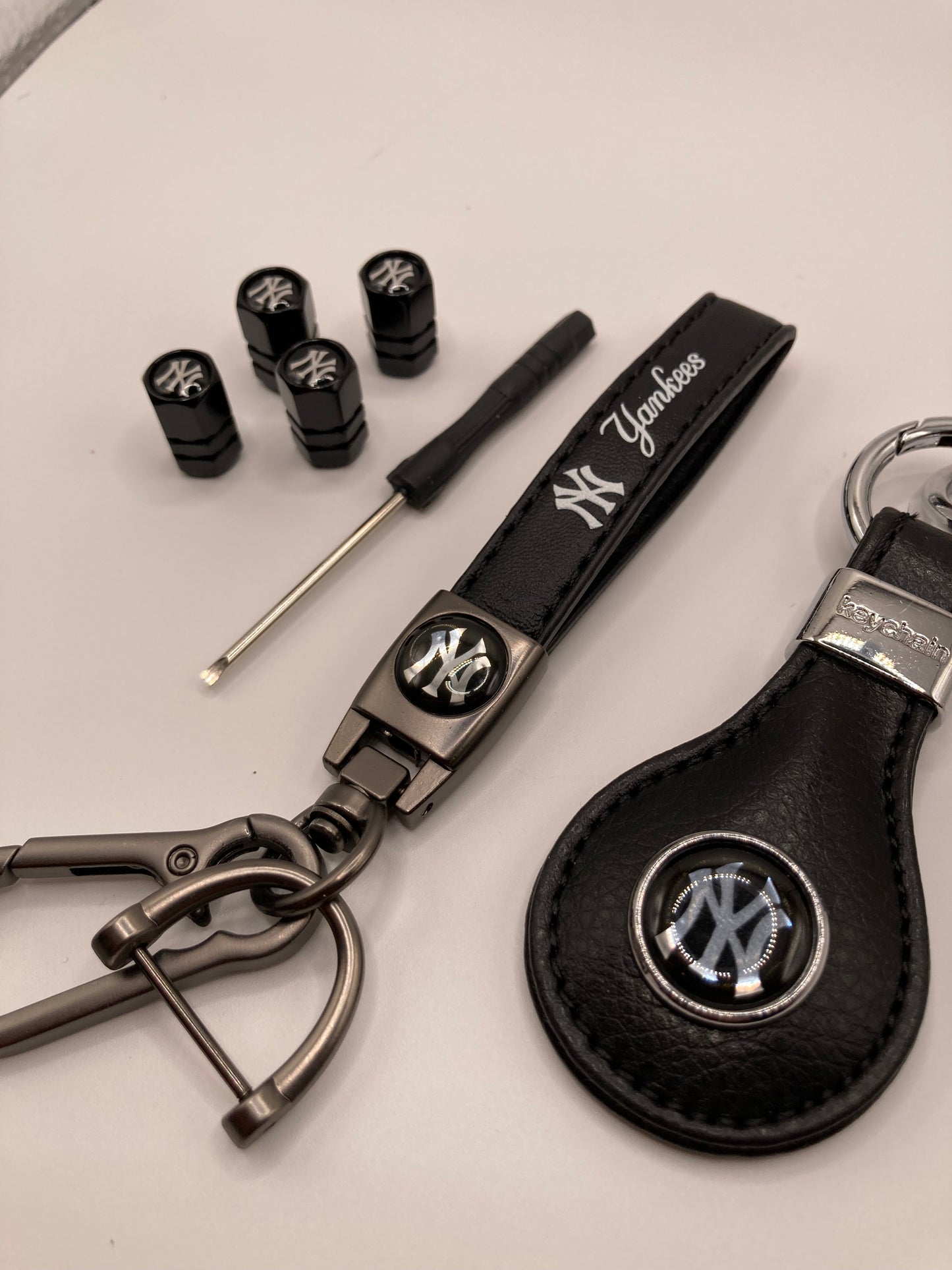 MLB - Yankees - 6pcs gift set - keychains and valve stem caps