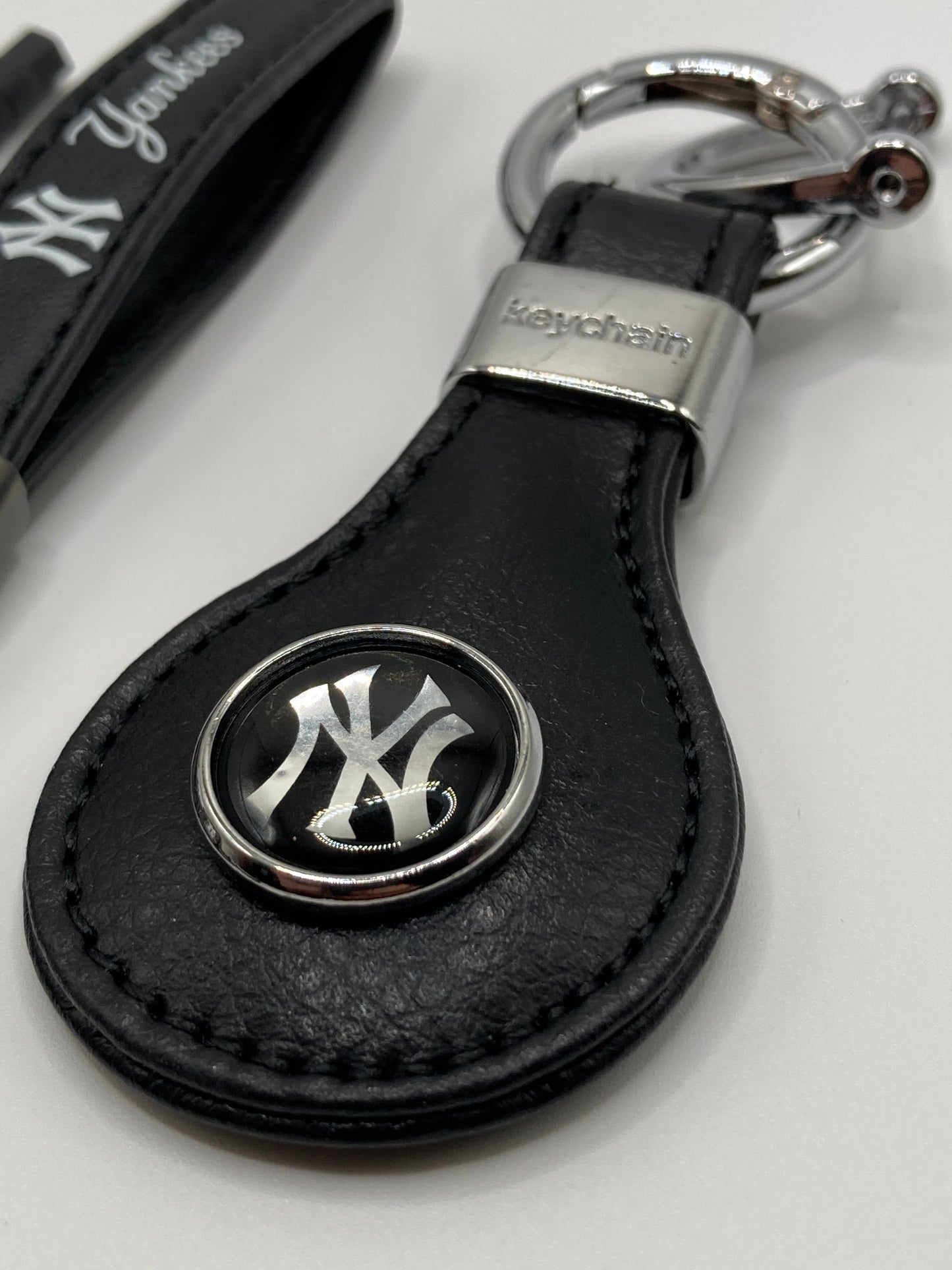 MLB - Yankees - 6pcs gift set - keychains and valve stem caps