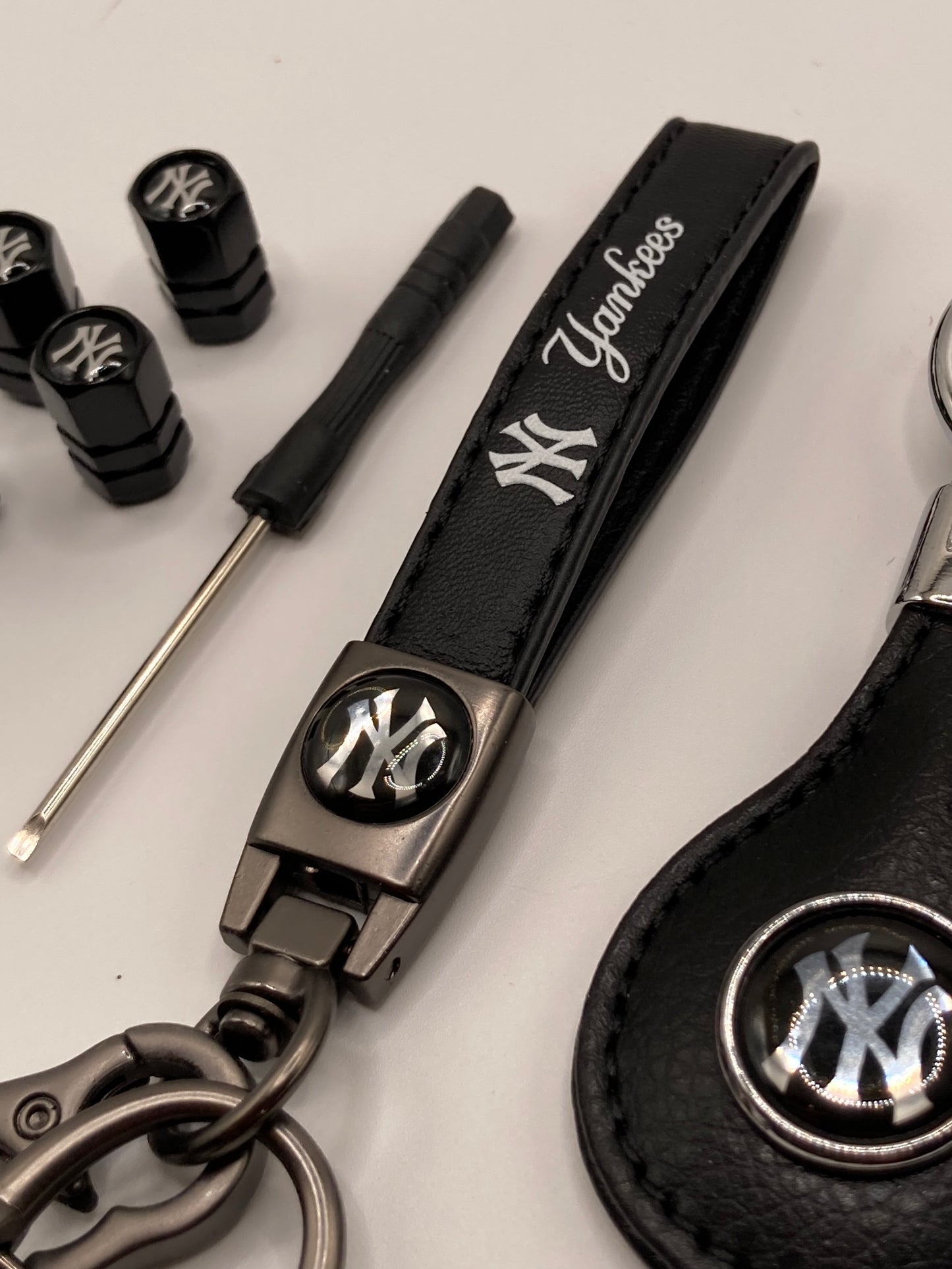 MLB - Yankees - 6pcs gift set - keychains and valve stem caps