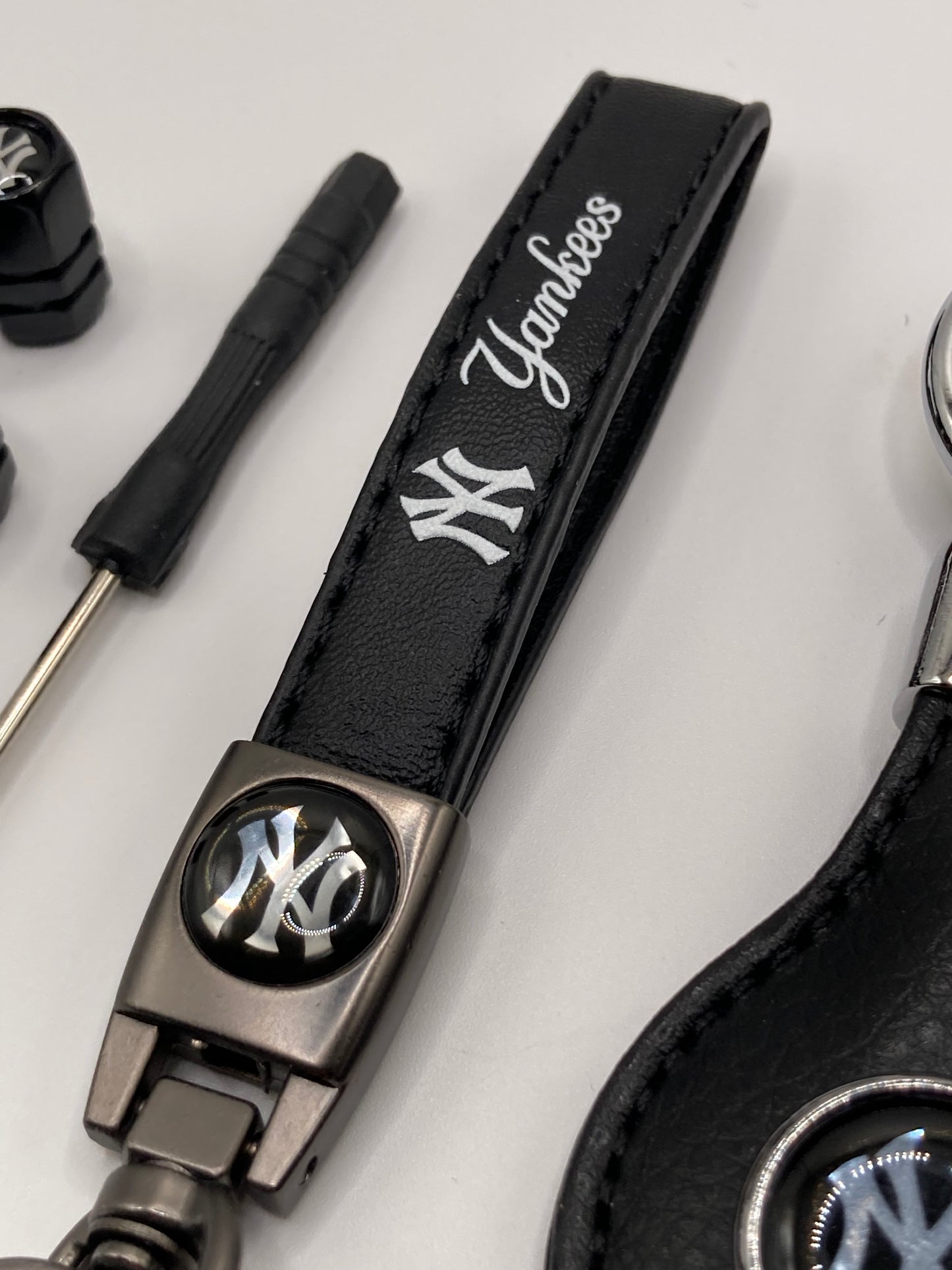 MLB - Yankees - 6pcs gift set - keychains and valve stem caps