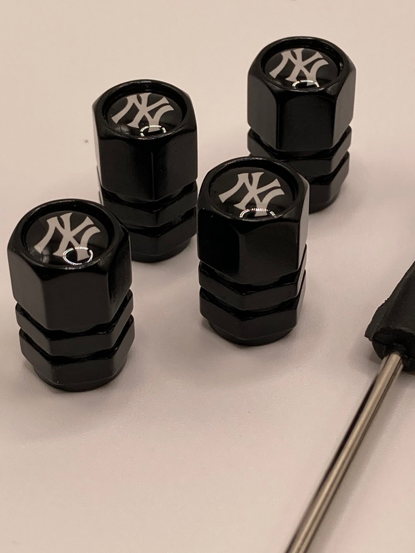 MLB - Yankees - 6pcs gift set - keychains and valve stem caps