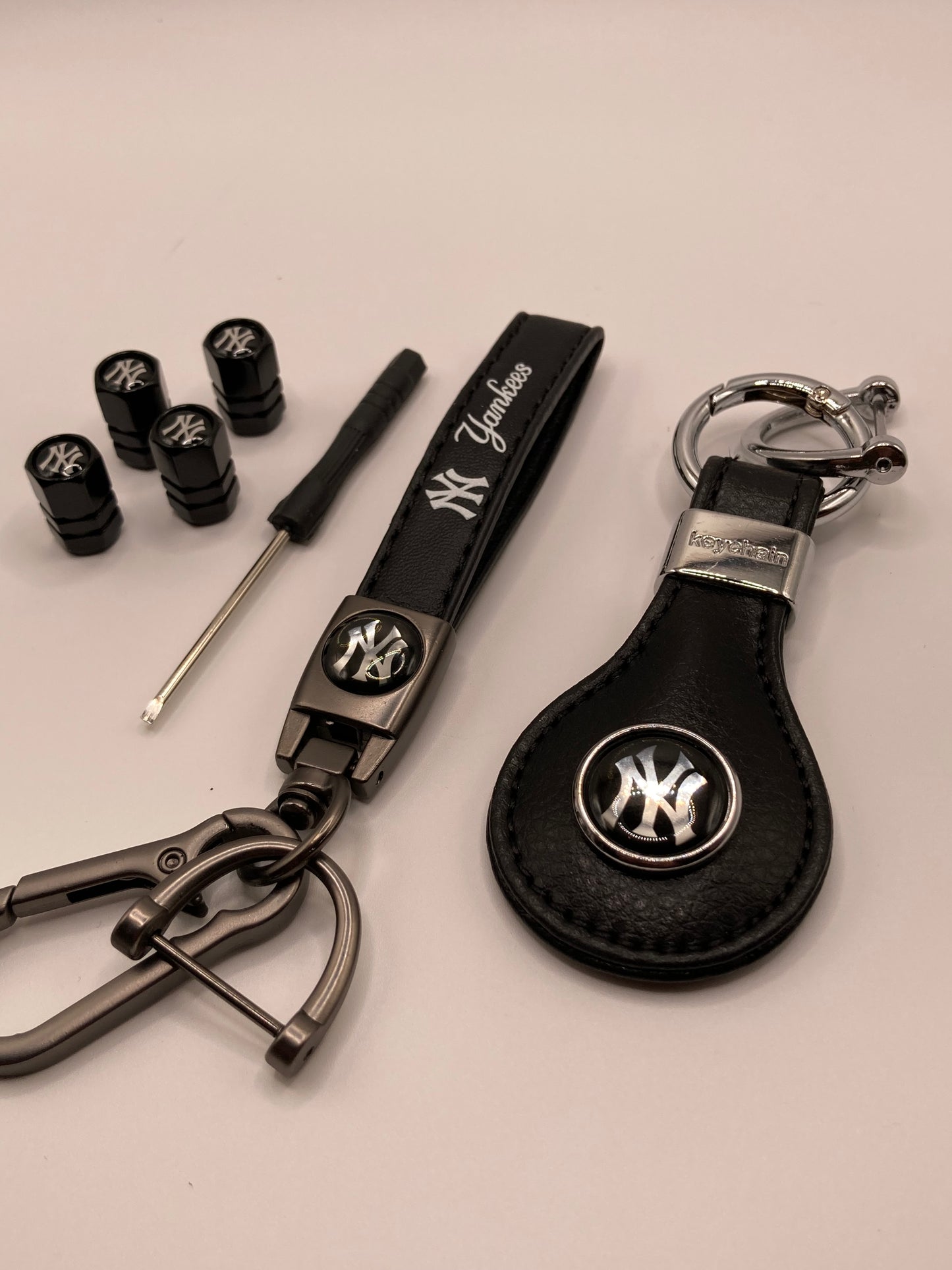 MLB - Yankees - 6pcs gift set - keychains and valve stem caps
