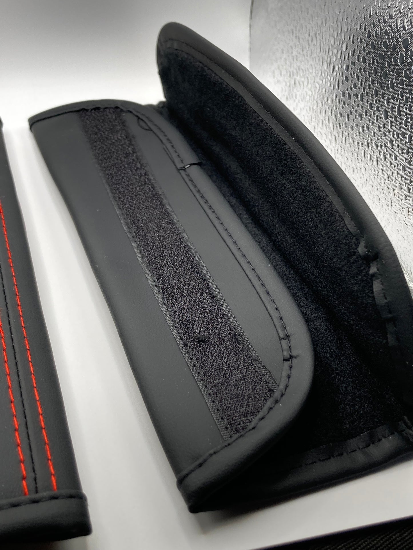 MLB - Braves - Leather Seatbelt Shoulder Cushions - 2pcs set