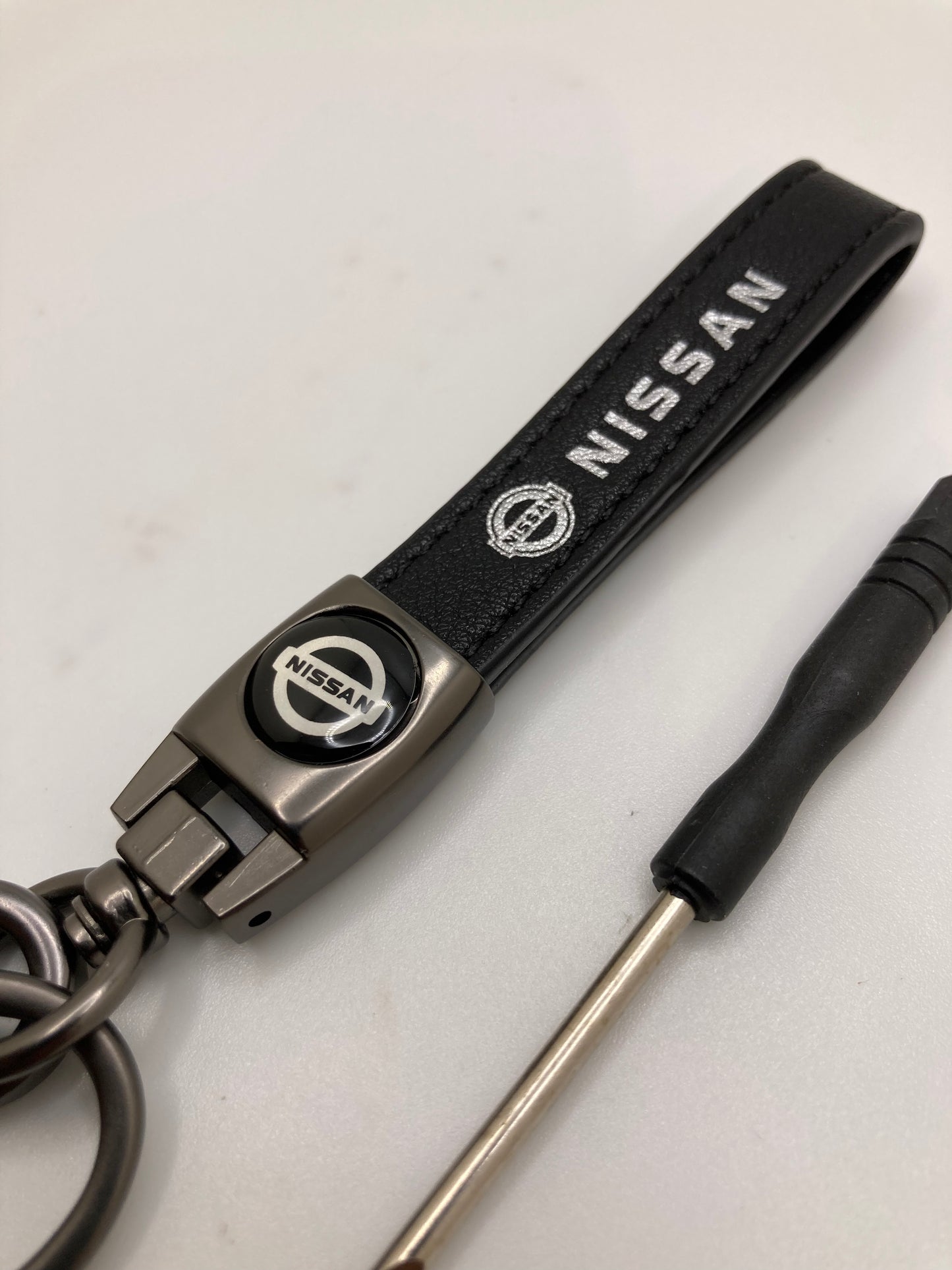 Llavero de Cuero Negro con logo Nissan