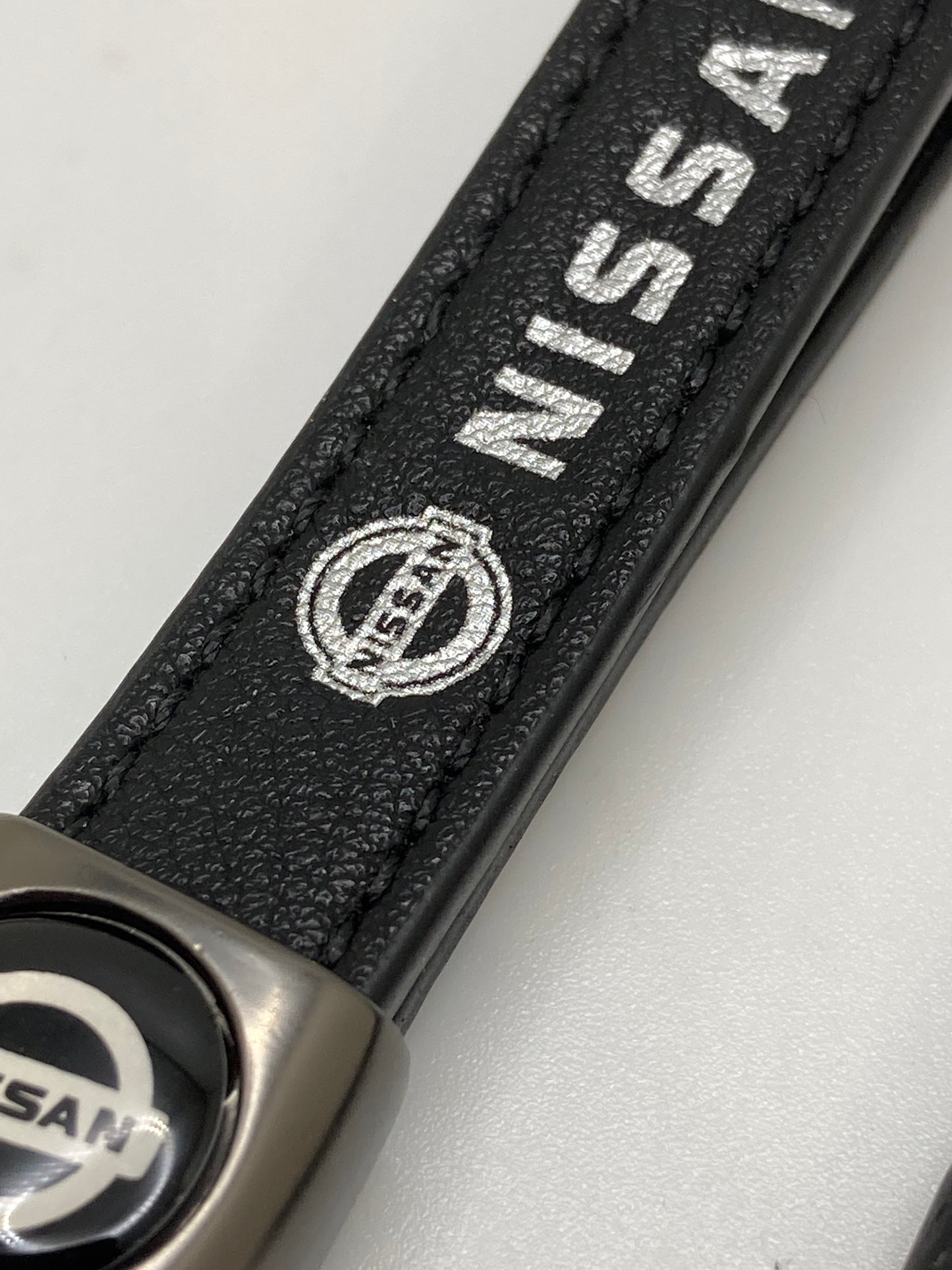 Llavero de Cuero Negro con logo Nissan