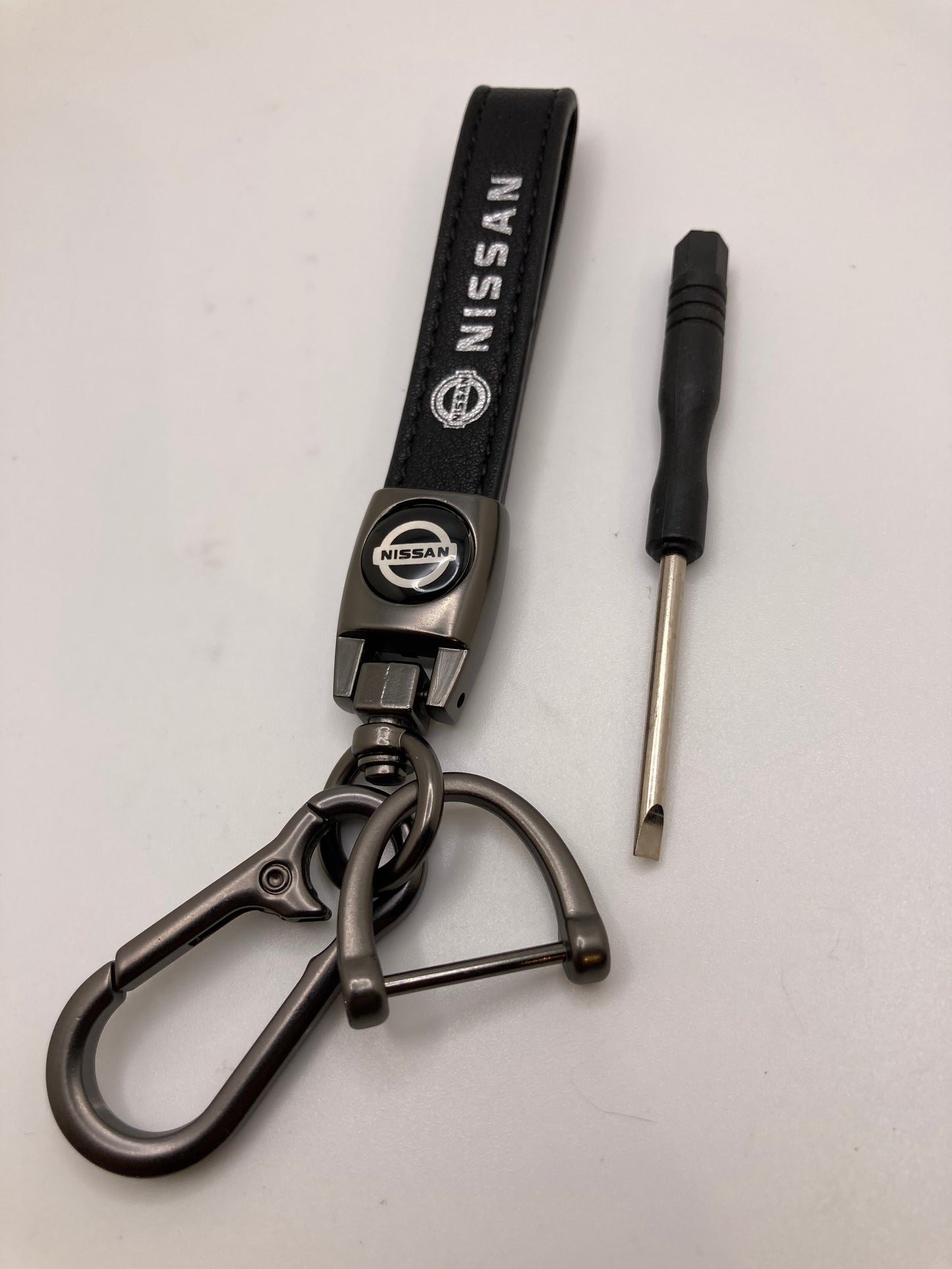 Llavero de Cuero Negro con logo Nissan