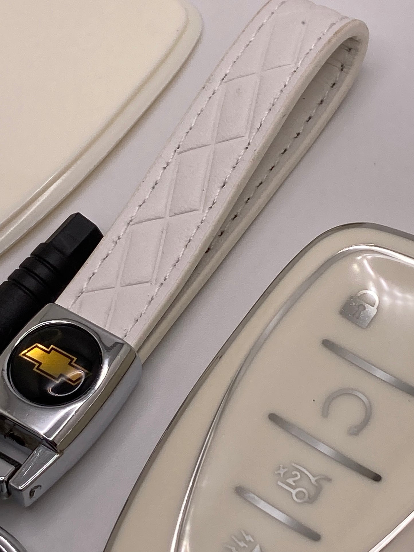 Chevrolet - White Leather Keychain & Key Fob Case